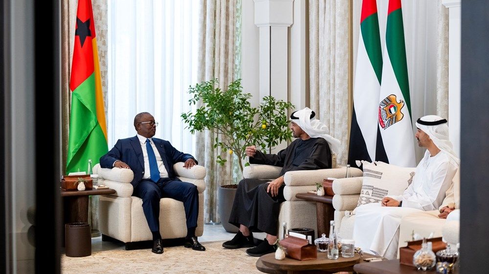 رئيس الدولة ورئيس غينيا بيساو يبحثان علاقات البلدين ويتبادلان الأوسمة