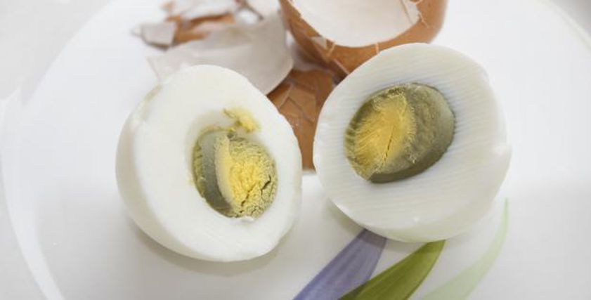 طبيبة تحذر من غسل البيض قبل السلق.. بكتيريا وأمراض تهدد الصحة