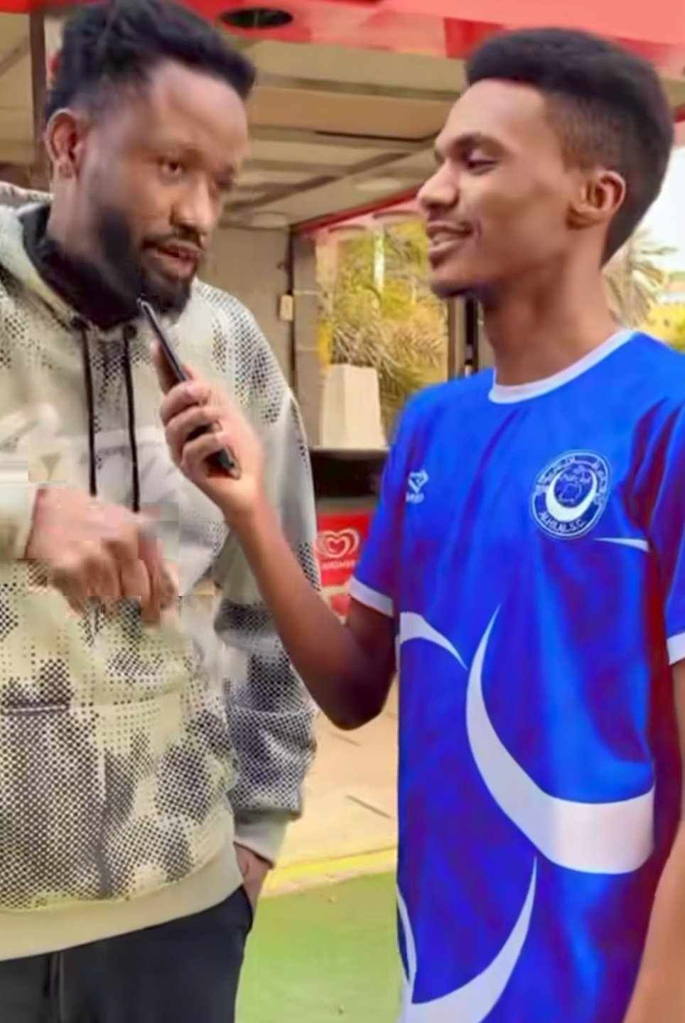 شاهد بالصورة والفيديو.. مبدع سوداني يضع تشكيلة القوات المسلحة في الحرب على طريقة المعلق الشهير عصام الشوالي