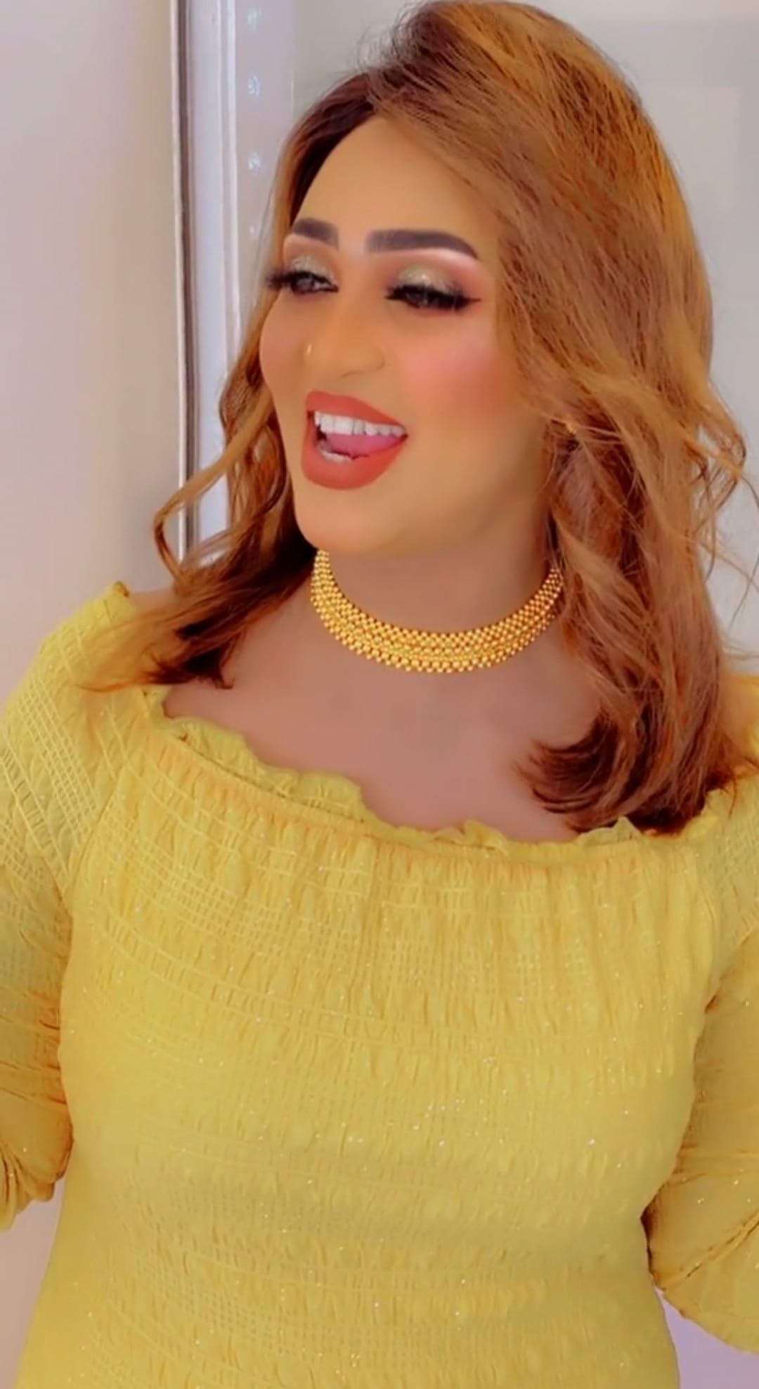 شاهد بالفيديو.. الفنانة عشة الجبل تشعل حفل غنائي بوصلة رقص مثيرة وساخرون: (دا أسمه مياعة ومياصة شديدة)