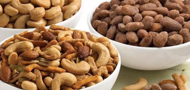 هل تريد بشرة أكثر شبابا؟ هذا النوع من المكسرات هو الحل