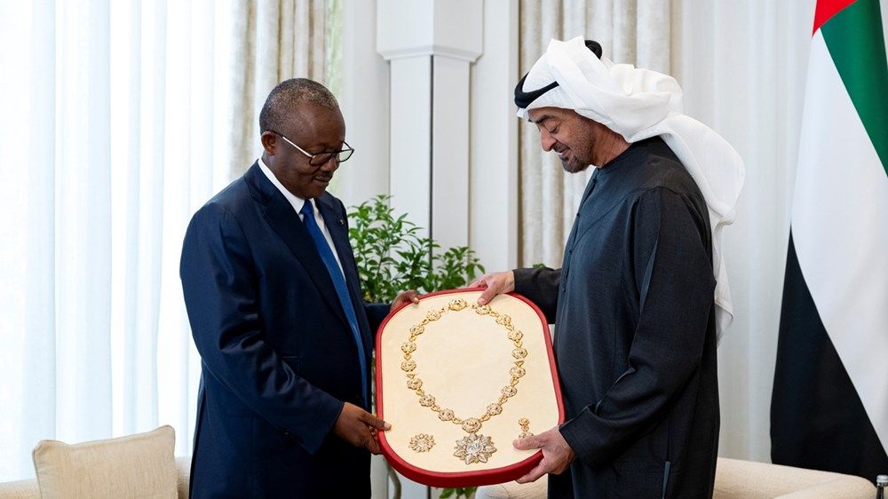 رئيس الدولة ورئيس غينيا بيساو يبحثان علاقات البلدين ويتبادلان الأوسمة