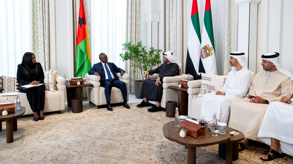 رئيس الدولة ورئيس غينيا بيساو يبحثان علاقات البلدين ويتبادلان الأوسمة