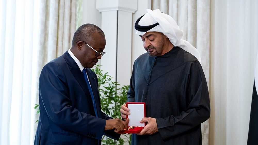 رئيس الدولة ورئيس غينيا بيساو يبحثان علاقات البلدين ويتبادلان الأوسمة