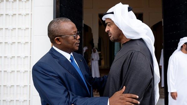 رئيس الدولة ورئيس غينيا بيساو يبحثان علاقات البلدين ويتبادلان الأوسمة