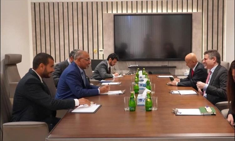 عاجل : بالتزامن مع انتفاضة شعبية في عدن ...عيدروس الزبيدي يلتقي السفير الامريكي ويطالب بتنفيذ هذا الشيء بصورة طارئة