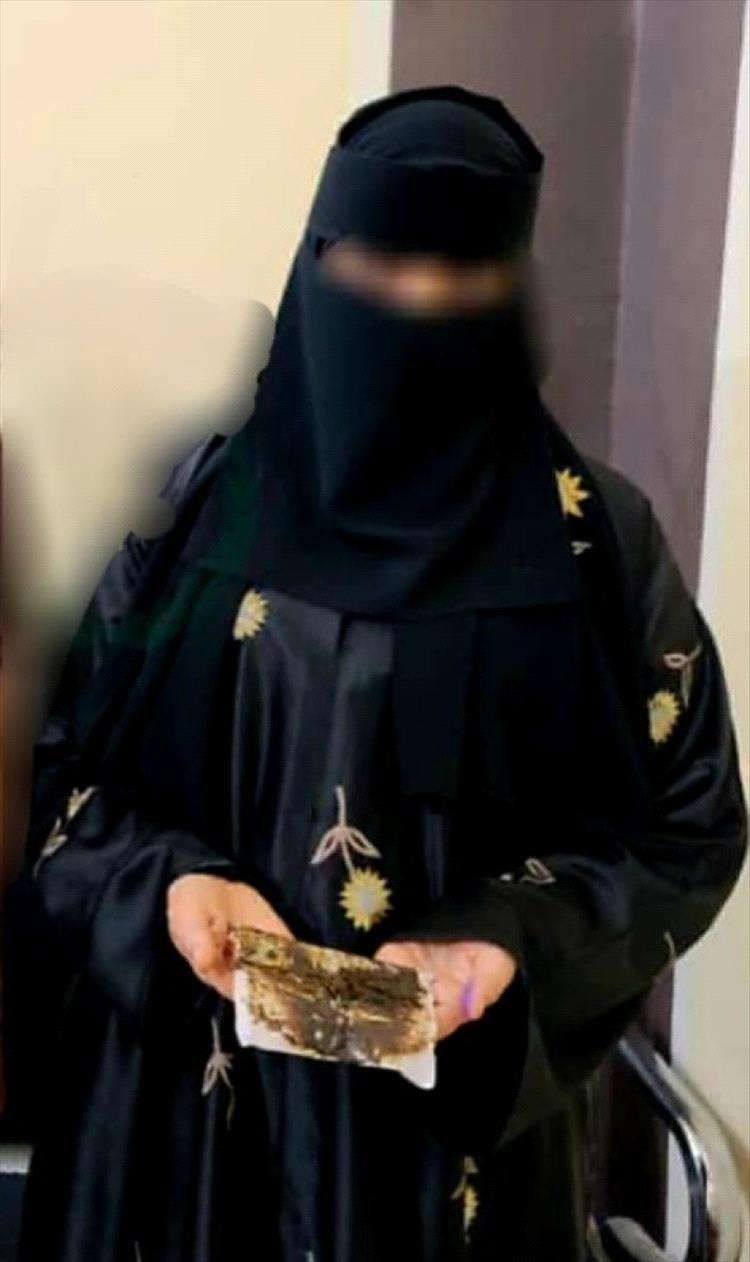 شاهد بالصور...ضبط شابة تقوم بهذا العمل الصادم في عدن