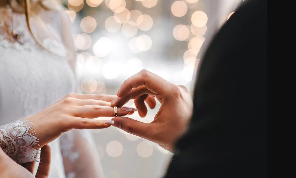 طالع الأبراج: يوم الزواج العالمي.. أبراج بينهم توافق عاطفي مثالي وعلاقاتهم أنجح