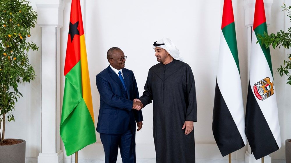 رئيس الدولة ورئيس غينيا بيساو يبحثان علاقات البلدين ويتبادلان الأوسمة