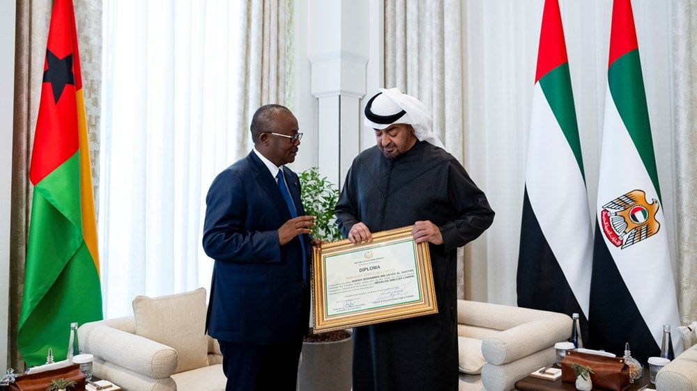 رئيس الدولة ورئيس غينيا بيساو يبحثان علاقات البلدين ويتبادلان الأوسمة