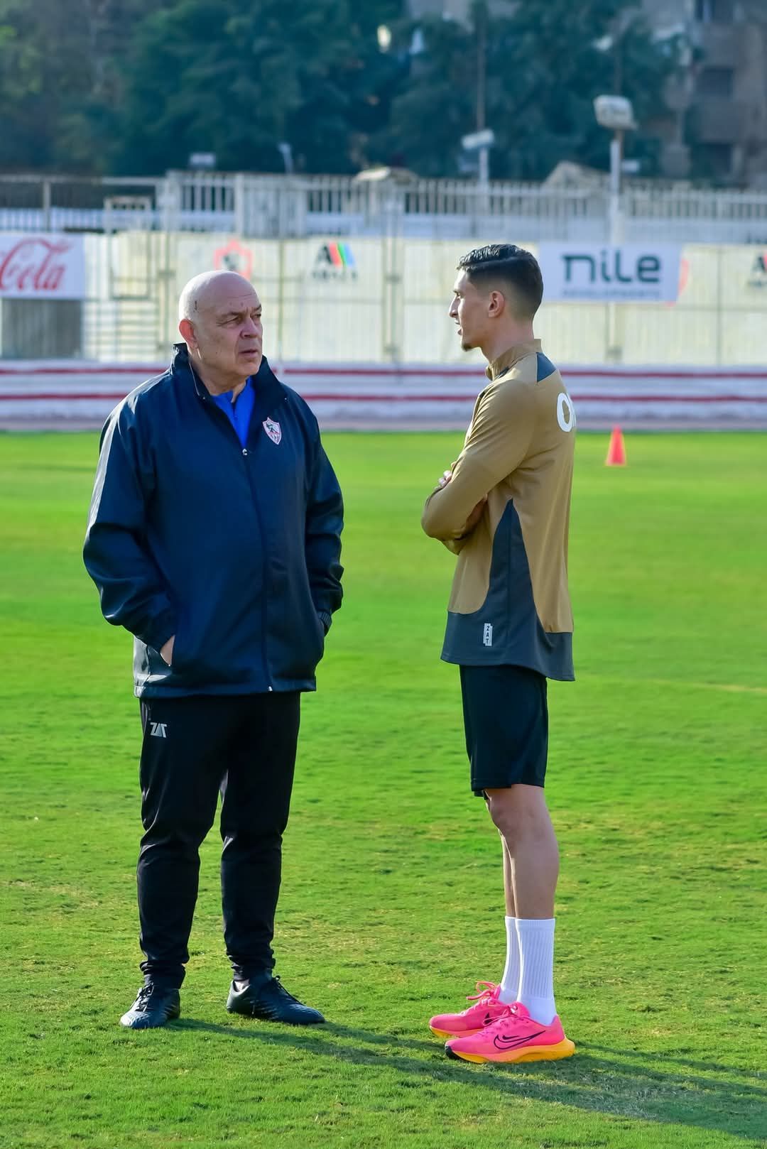استقبال خاص من لاعبي الزمالك لـ صلاح مصدق فى أول مران له بالفريق.. صور