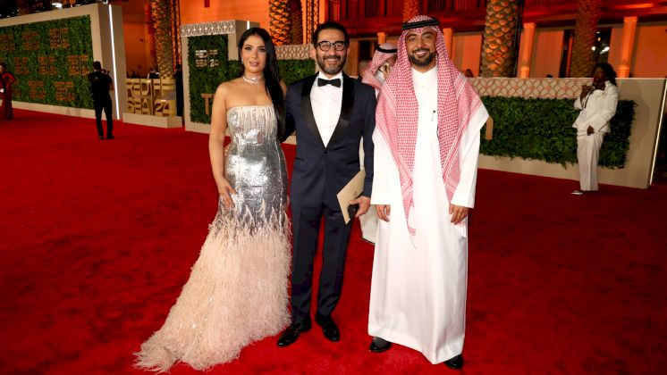 جدل حول تعليق أحمد حلمي في السعودية.. وساويرس يدافع عنه