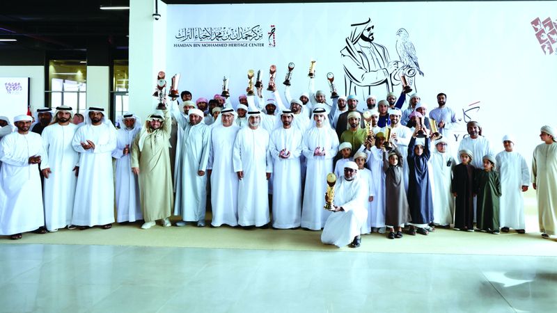 الامارات | محمد بن راشد بن محمد بن راشد يُتوِّج أبطال «كأس محمد بن راشد لسباقات الصقور»