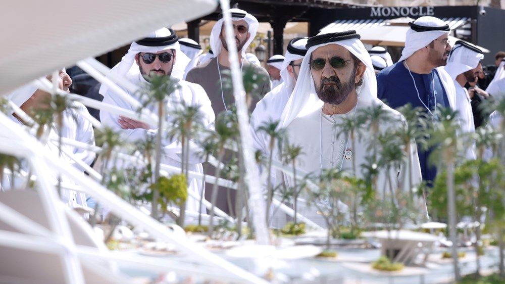 محمد بن راشد يطلع على نظام النقل المستقبلي «ريل باص» والمشروع الأيقوني «ثيرم دبي»