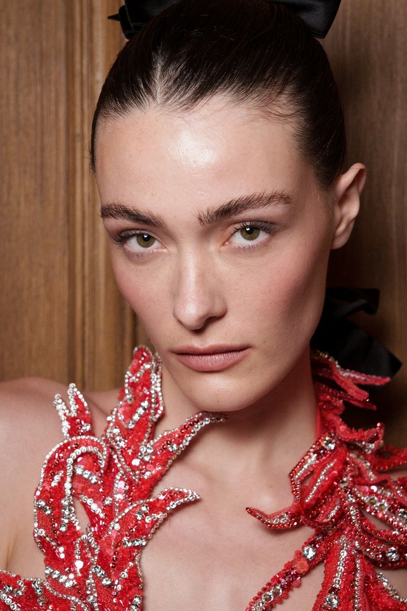 أفضل طرق تطبيق المكياج المناسب للفستان الأحمر في يوم الحب