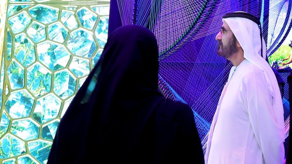 محمد بن راشد يطلع على أفضل التجارب العالمية في معرض ابتكارات الحكومات الخلاقة