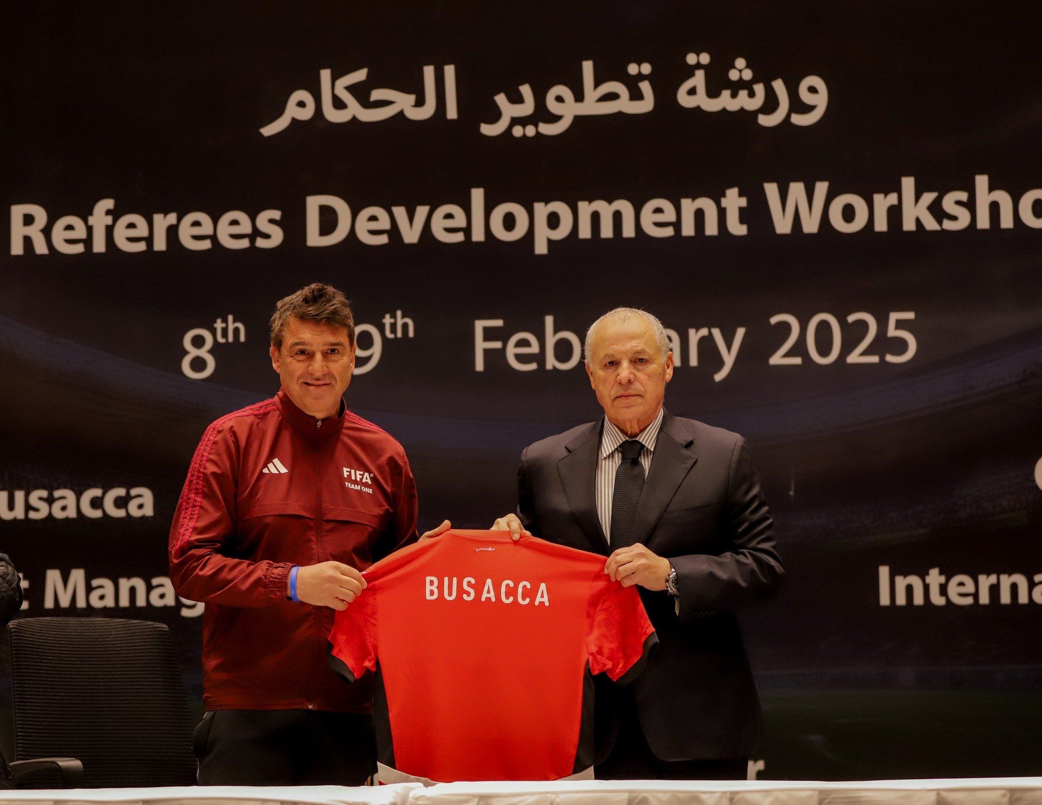 أبو ريدة يهدي بوساكا قميص منتخب مصر ودرع اتحاد الكرة