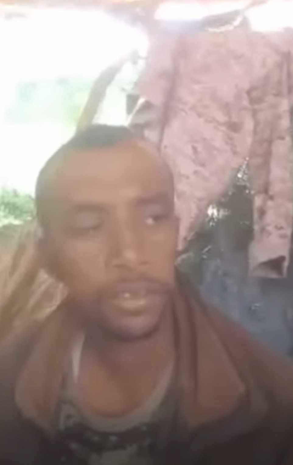 شاهد بالفيديو.. رفض الإدلاء بأي معلومات ورد عليهم بعد تهديده بالقتل (الزول بموت كم مرة؟).. شجاعة نادرة لأحد المستنفرين ضمن صفوف الجيش بعد أن وقع أسيراً في قبضة أفراد الدعم السريع