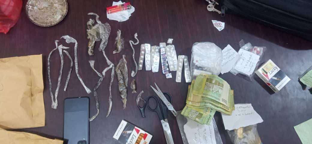 شاهد بالصورة...القبض على 15 شخص بينهم فتاة يقومون بهذا الامر في عدن