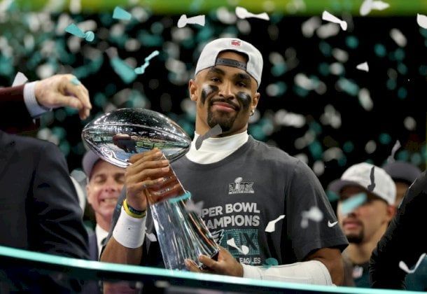 سوبر بول: فيلادلفيا إيغلز يسحق كانساس ويحرمه من ثلاثية غير مسبوقة بحضور ترامب