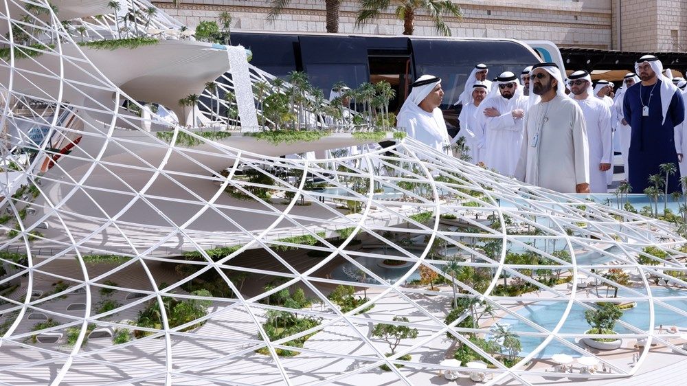محمد بن راشد يطلع على نظام النقل المستقبلي «ريل باص» والمشروع الأيقوني «ثيرم دبي»