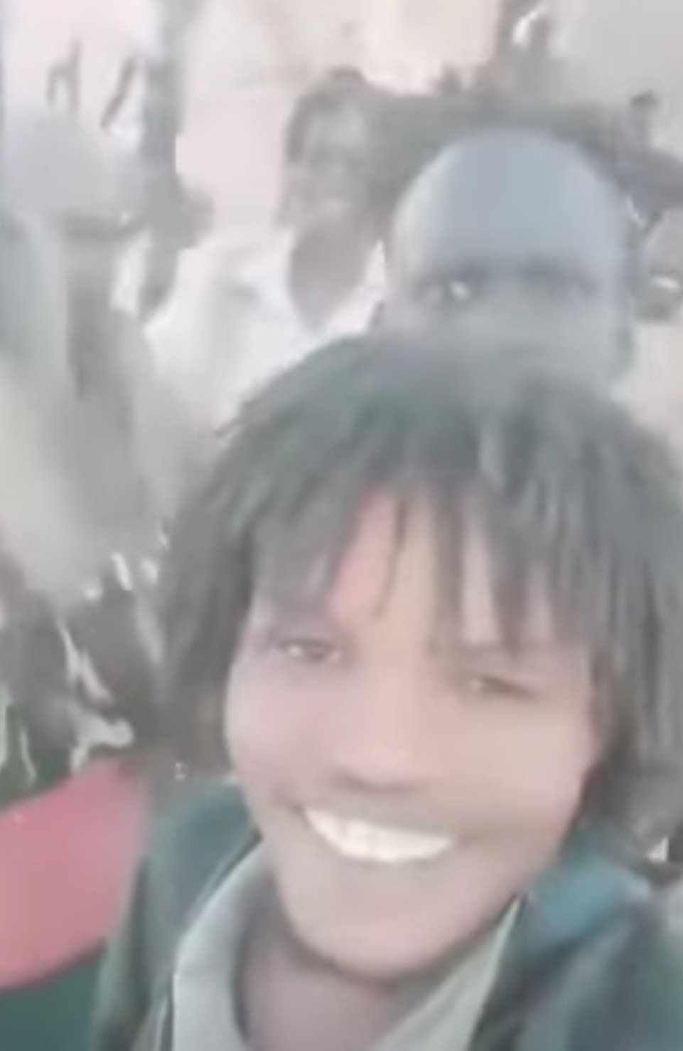 شاهد بالفيديو.. سخرية كبيرة داخل مواقع التواصل التواصل من أحد أفراد الدعم السريع ظهر في مقطع وهو يحتفل مع زملائه ليتفاجأ بعدها ويجد نفسه أسيراً في قبضة جنود العمل الخاص بالجيش ويصرح: (أمن يا جن)