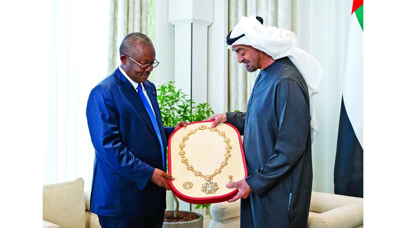 الامارات | رئيس الدولة ورئيس غينيا بيساو يبحثان علاقات البلدين ويتبادلان الأوسمة