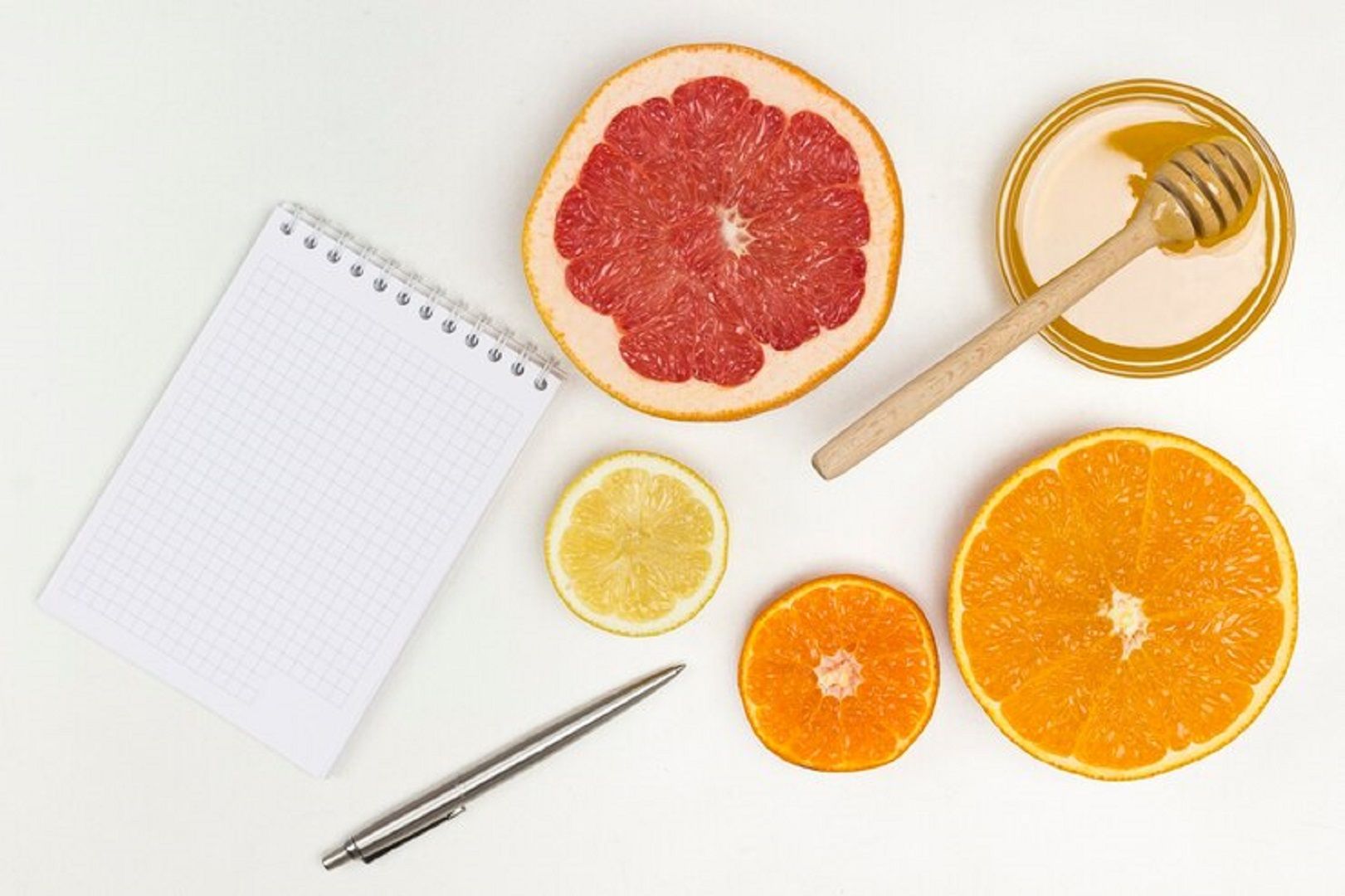 لماذا يجب أن تضيفي عصير البرتقال إلى روتين العناية بشعرك؟ دليل شامل