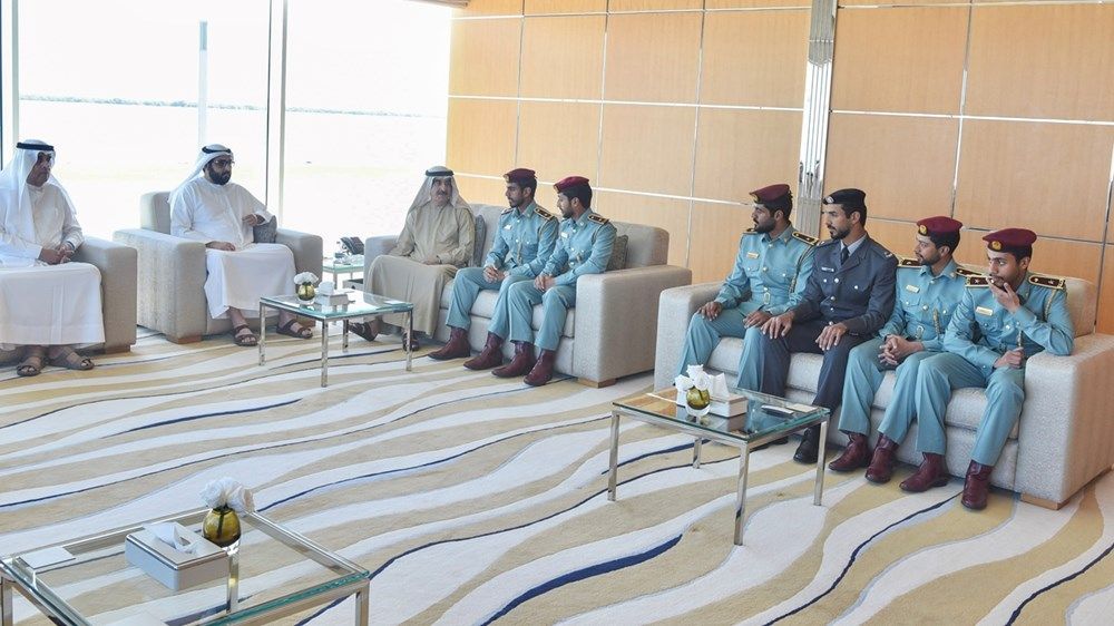 حاكم أم القيوين يستقبل عدداً من الضباط الخريجين من كلية الشرطة من الدفعة 36