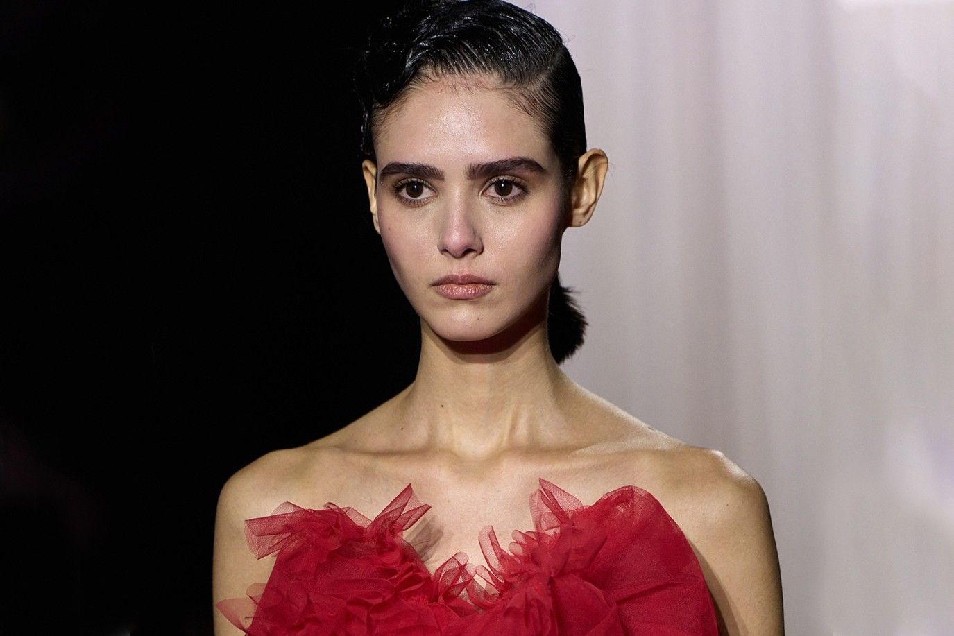 أفضل طرق تطبيق المكياج المناسب للفستان الأحمر في يوم الحب