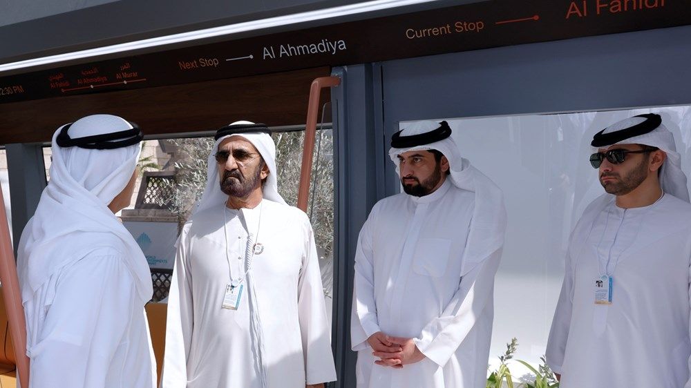 محمد بن راشد يطلع على نظام النقل المستقبلي «ريل باص» والمشروع الأيقوني «ثيرم دبي»
