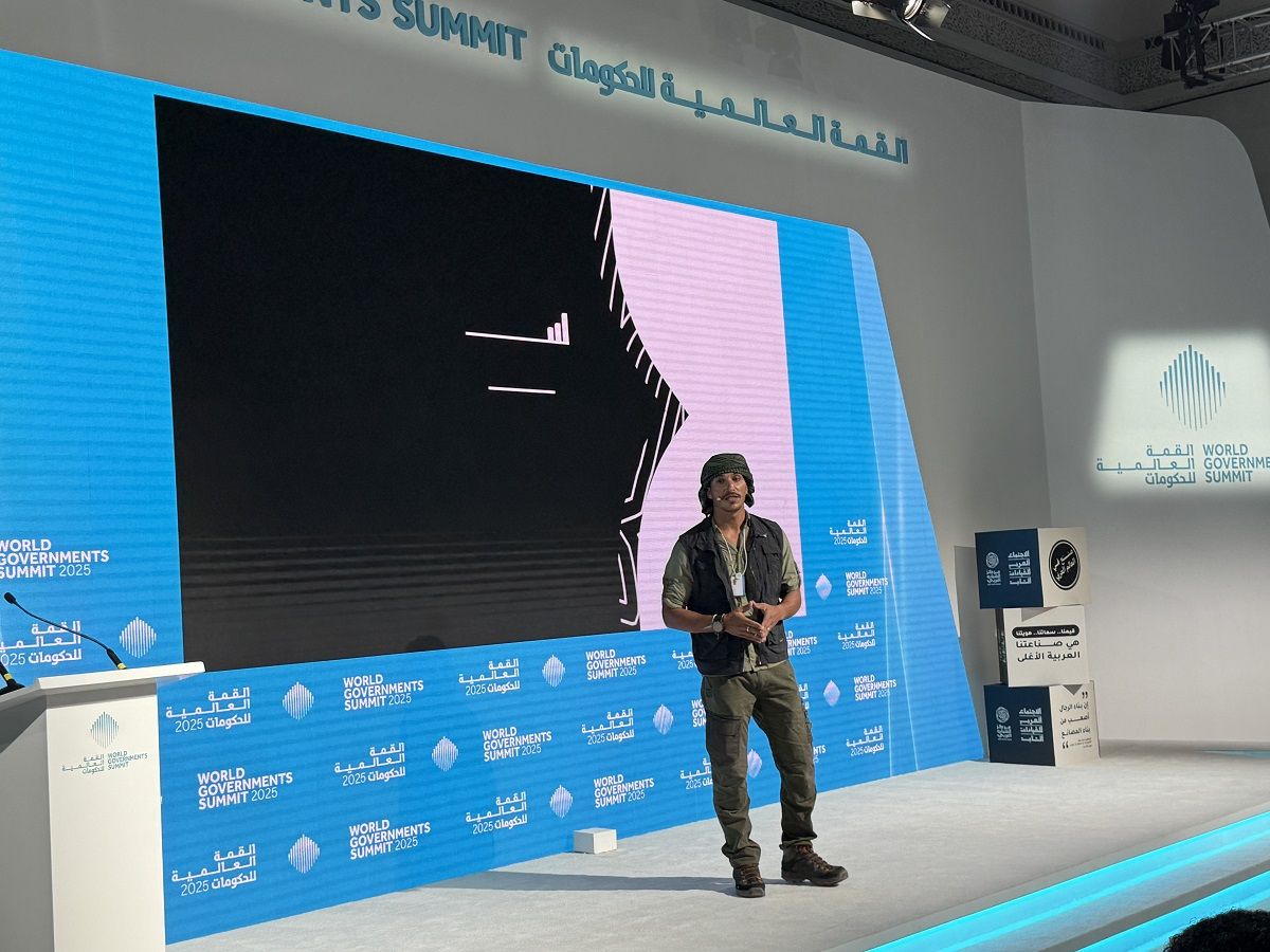 الامارات | مواطن يحلق بعلم الإمارات في أصعب قمم العالم