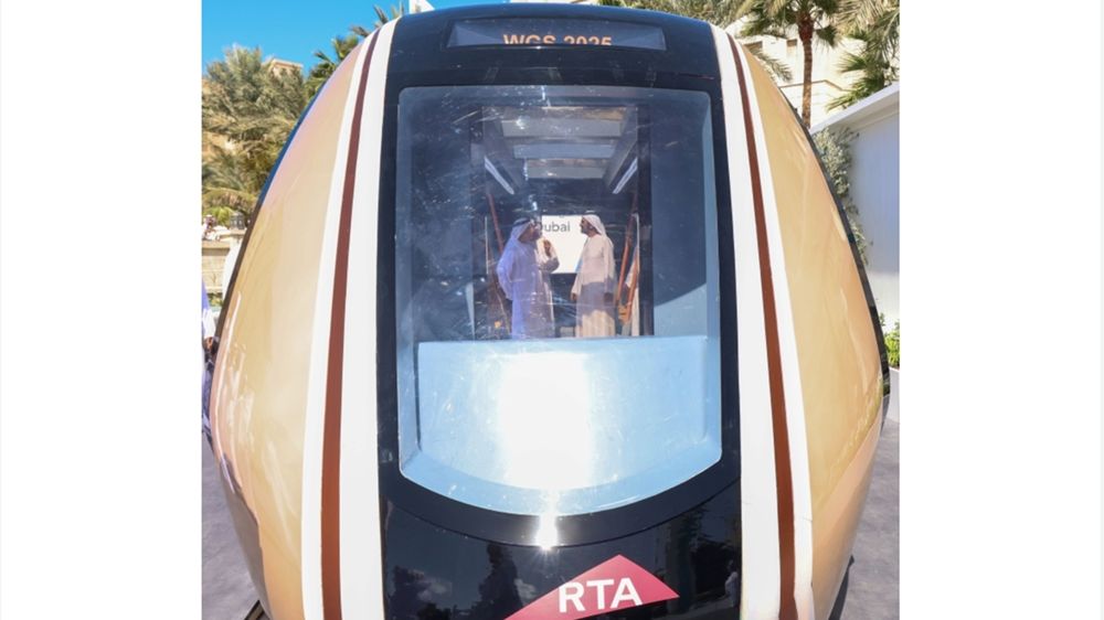 محمد بن راشد يطلع على نظام النقل المستقبلي «ريل باص» والمشروع الأيقوني «ثيرم دبي»