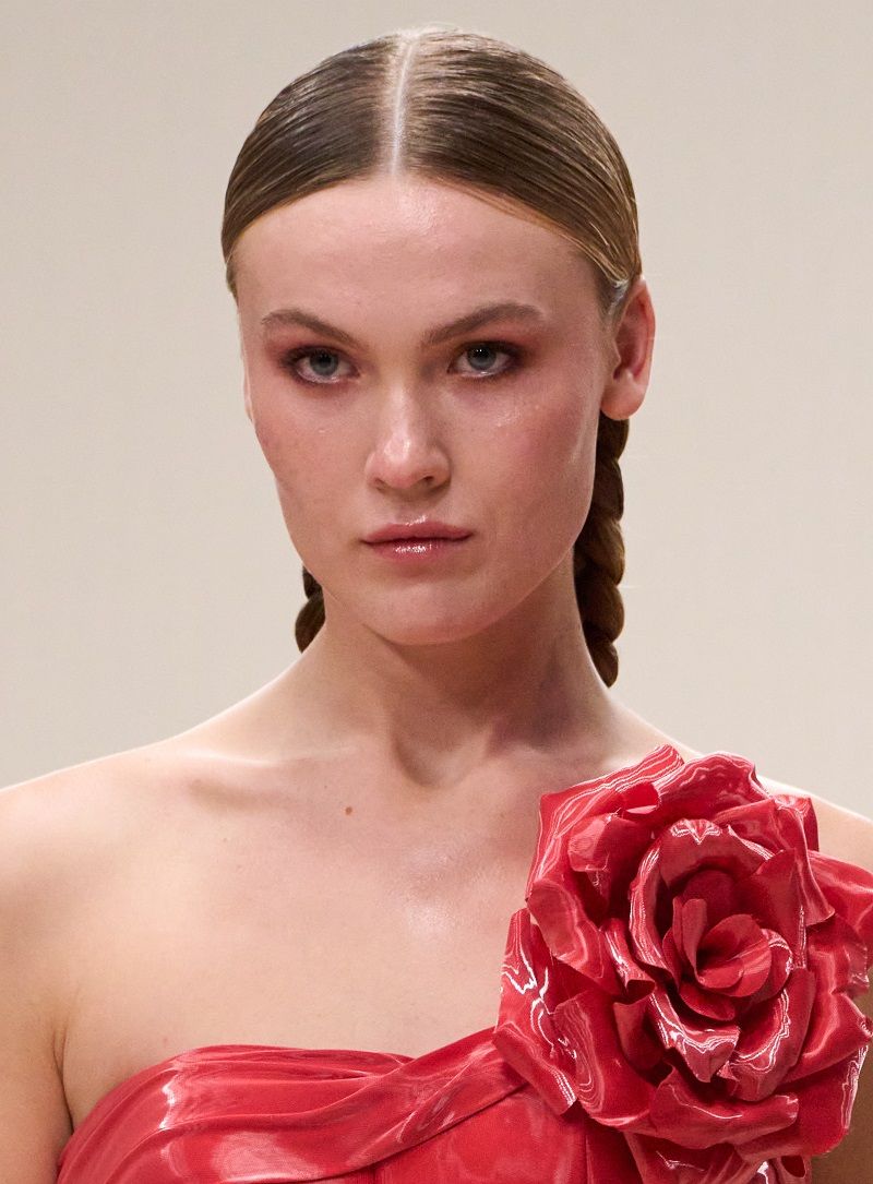 أفضل طرق تطبيق المكياج المناسب للفستان الأحمر في يوم الحب