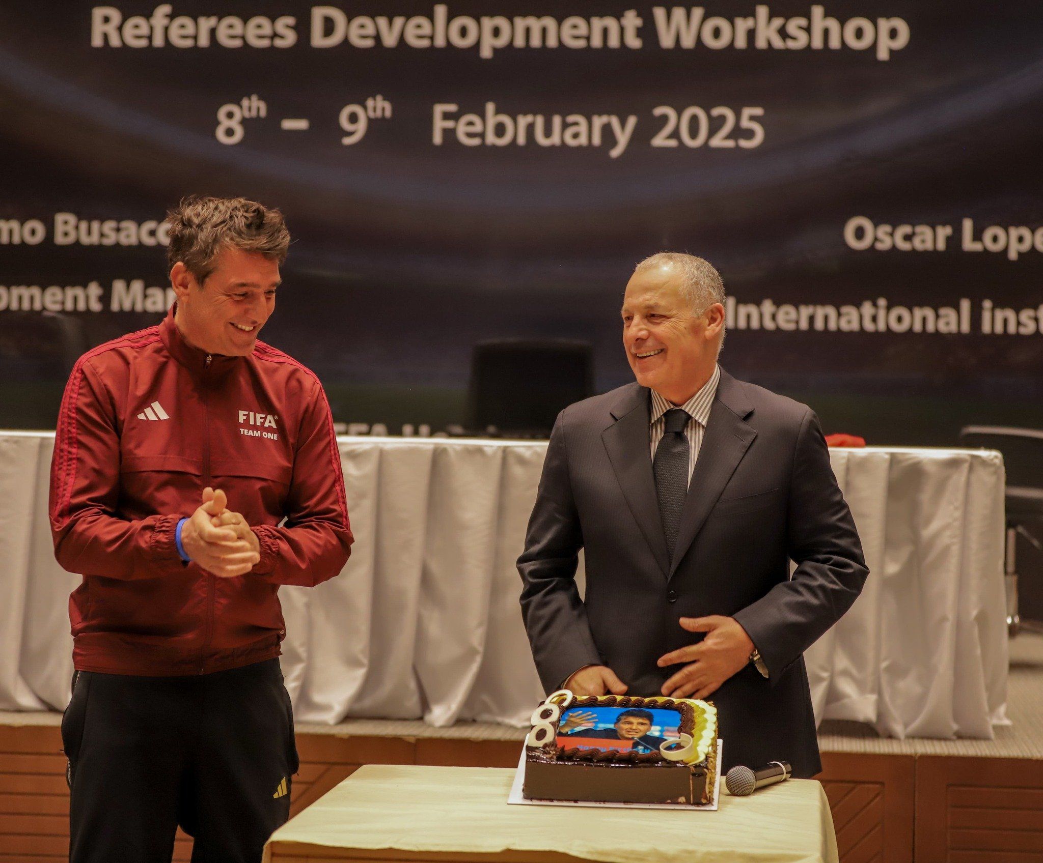 أبو ريدة يهدي بوساكا قميص منتخب مصر ودرع اتحاد الكرة