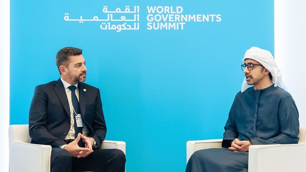 رئيس الدولة يتلقى رسالة خطية من رئيس الباراغواي تسلمها عبدالله بن زايد