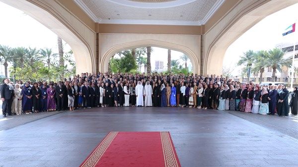 محمد بن راشد يشهد تخريج منتسبي 11 برنامجاً دولياً لتأهيل القيادات الحكومية في 33 دولة