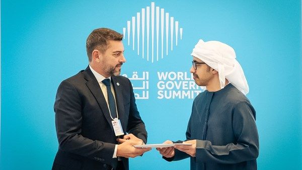 رئيس الدولة يتلقى رسالة خطية من رئيس الباراغواي تسلمها عبدالله بن زايد