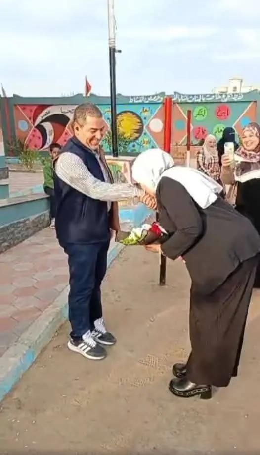 وكيلة مدرسة تقبّل يد زوجها في طابور الصباح وتثير الجدل