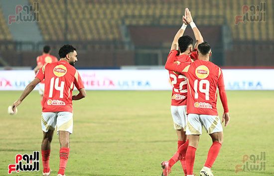 الأهلي بـ10 لاعبين يهزم غزل المحلة بلدغة "عاشور" ويعتلي صدارة الدوري مؤقتاً.. صور