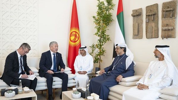 منصور بن زايد يلتقي رئيس مجلس الوزراء في قرغيزستان على هامش القمة العالمية للحكومات