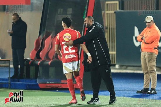 الأهلي بـ10 لاعبين يهزم غزل المحلة بلدغة "عاشور" ويعتلي صدارة الدوري مؤقتاً.. صور