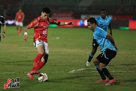 الأهلي بـ10 لاعبين يهزم غزل المحلة بلدغة "عاشور" ويعتلي صدارة الدوري مؤقتاً.. صور