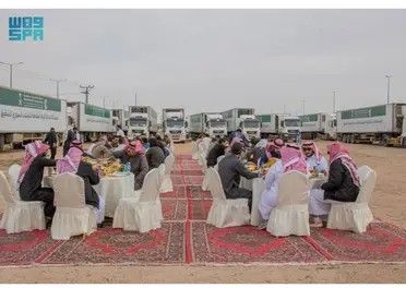 الخليج اليوم .. بالصور .. عبور 60 شاحنة إغاثية من حائل إلى سوريا