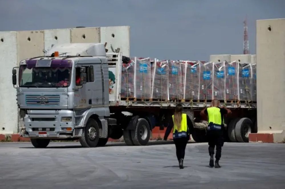 منها 19 للوقود.. إدخال 279 شاحنة مساعدات إنسانية إلى قطاع غزة