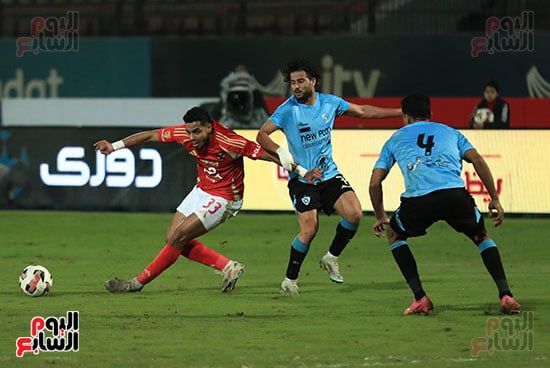 الأهلي بـ10 لاعبين يهزم غزل المحلة بلدغة "عاشور" ويعتلي صدارة الدوري مؤقتاً.. صور