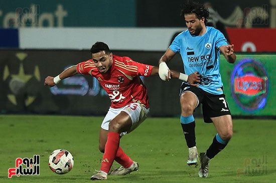 الأهلي بـ10 لاعبين يهزم غزل المحلة بلدغة "عاشور" ويعتلي صدارة الدوري مؤقتاً.. صور