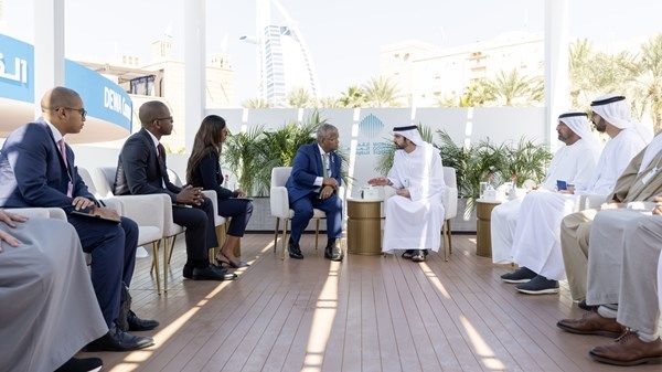 حمدان بن محمد يبحث مع رئيس سيشل سبل تعزيز الشراكة دعماً لأهداف التنمية المستدامة