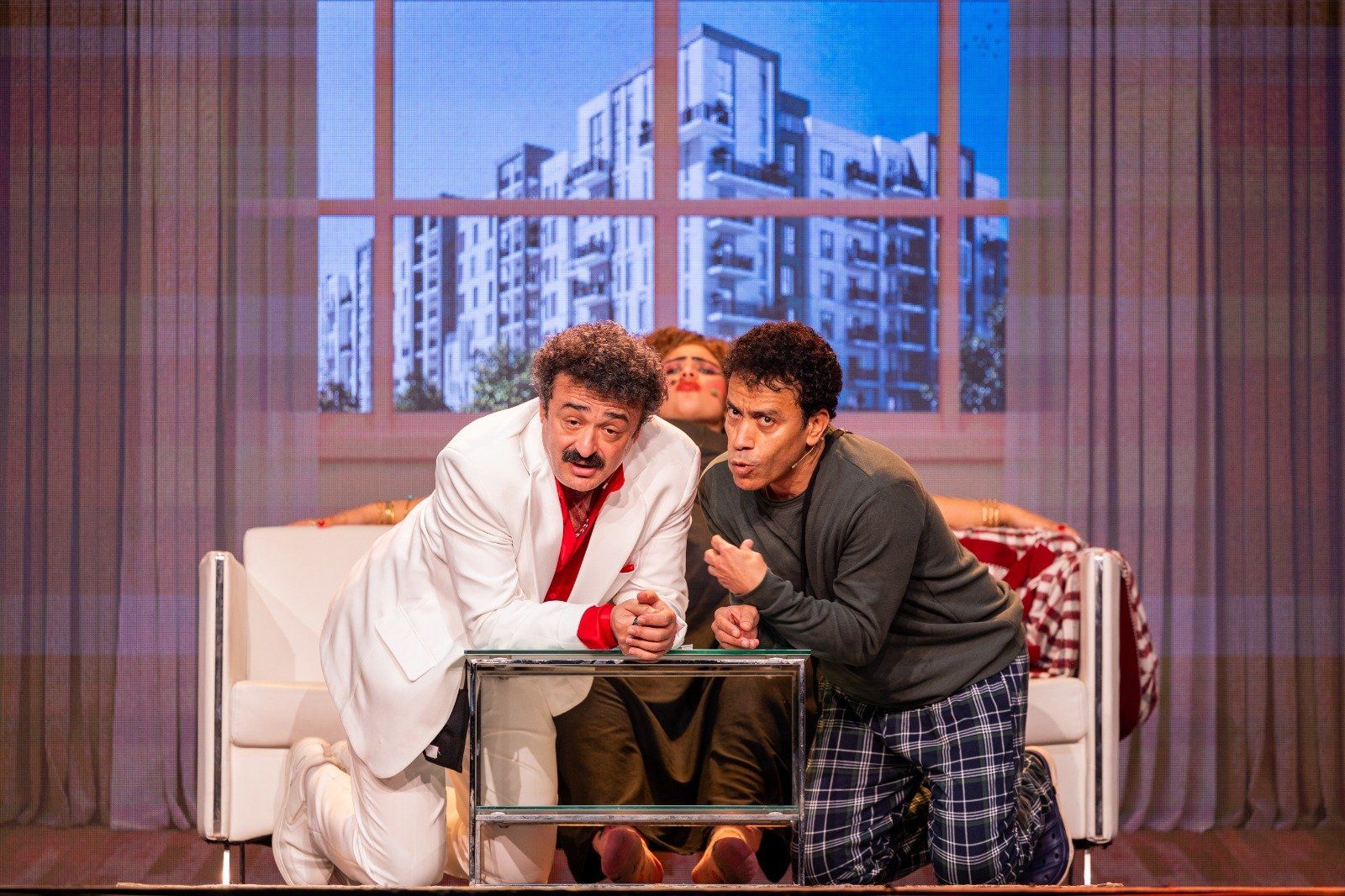 جولة خليجية لمسرحية سامح حسين "وحيد فى المنزل"