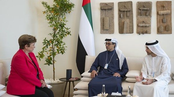 منصور بن زايد يلتقي مدير عام صندوق النقد الدولي على هامش القمة العالمية للحكومات
